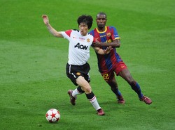 Duel antara Eric Abidal dan Park Ji-sung. (Foto: Michael Regan/Getty Images)