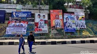 Di tempat ini sejumlah spanduk ditempel poster berwarna putih-hitam.