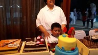 Kekompakan keluarga juga ditunjukkan Siti Nurbaya bersama keluarganya. Kami sekeluarga merayakan ulang tahun bersama-sama yang hari lahirnya di bulan Maret ini, tulisnya. Wah, kue ulang tahunnya banyak ya! Foto: Instagram siti.nurbayabakar