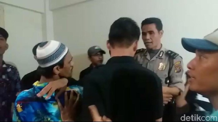 Keluarga Korban Jotos Terdakwa Kasus Penyiraman Air Keras di Palembang