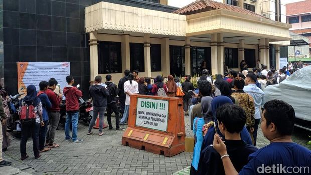 Hari Terakhir Urus Pindah TPS, Antrean Calon Pemilih Mengular di KPU Jaksel