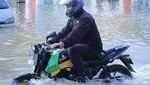 Potret Warga Basah-basahan Terobos Banjir di Jalan Dayeuhkolot-Banjaran