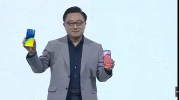 Ponsel ini dilengkapi fingerprint di layar, jack audio 3,5 mm, USB Type C dan NFC. Foto: Samsung