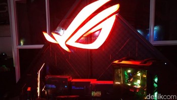 Sebagai pelengkap, Asus juga merilis tiga perangkat lain, yakni kipas pendingin CPU, power supply, dan router gaming wireless. (Foto: Muhamad Imron Rosyadi/detikINET)
