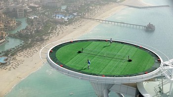Ingin merasakan sensasi bermain tenis yang lain dari biasanya? Cobalah bermain tenis di sini. Foto: Mike Hewitt for Dubai Duty Free via Getty Images via Postfun