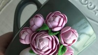 Selain membuat figur manusia, Dina juga membuat gelas dengan desain bunga yang cantik. Salah satunya gelas dengan sekumpul bunga mawar merah muda ini. Foto: instagram @cup_island