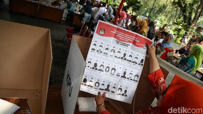 KPU Kota Jakarta Pusat menggelar simulasi pencoblosan dan penghitungan surat suara. Simulasi tersebut diselenggarakan di Taman Suropati, Menteng, Jakarta Pusat.