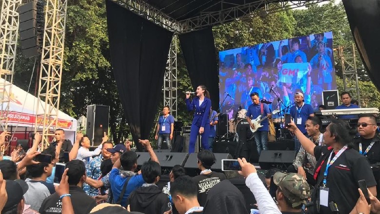 Nella Kharisma Ajak Pilih 02 Sambil Nyanyi Jaran Goyang Nella Kharisma Ajak Pilih 02 Sambil Nyanyi Jaran Goyang