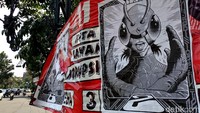 Aksi vandalisme terjadi pada sejumlah spanduk caleg atau capres peserta pemilu 2019 di beberapa ruas jalan Kota Bandung. Spanduk yang dipasang di pinggir jalan itu ditempeli poster menyerupai tokoh baja hitam.