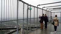 Traveler bisa menikmati pemandangan Kota Industri Oberhausen dari ketinggian 117 meter di puncak Gasometer, tempat penyimpanan gas terbesar untuk industri pengolahan baja. Gasometer Oberhausen ini merupakan yang terbesar di Eropa. (Wahyu Setyo/detikcom)