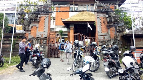 Warga memenuhi KPU Denpasar, Bali, di batas akhir pengurusan pindah TPS, Rabu (10/4/2019)