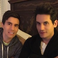 Waduh musisi John Mayer pun pakai aplikasi mengedit foto untuk wajah jadi super flawless. Netizen dibuat ngakak dengan tingkah John yang tampaknya sengaja mengedit fotonya seperti itu. Penyanyi yang baru menggelar konser di Jakarta itu memang sering membuat prank dan hal-hal kocak di media sosialnya. Foto: Instagram