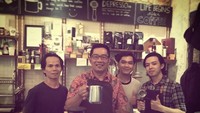 Latihan bila pensiun dari walikota. spesialisasi: Kopi rasa itu-pernah-ada. Pait banget, tulis Kang Emil pada Desember 2018 lalu. Hayo siapa yang mau cicip racikan kopi buatannya?  Foto: Instagram Ridwan Kamil