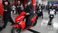 Gesits sendiri merupakan motor yang dikembangkan Garansindo dan ITS Surabaya. Didukung baterai lithium-ion 5000 kWh, Gesits sanggup menjelajah sejauh 70 Km dari kondisi baterai terisi penuh dengan kecepatan tertinggi 80 km/jam (dibatasi sistem keselamatan pengatur kecepatan). 