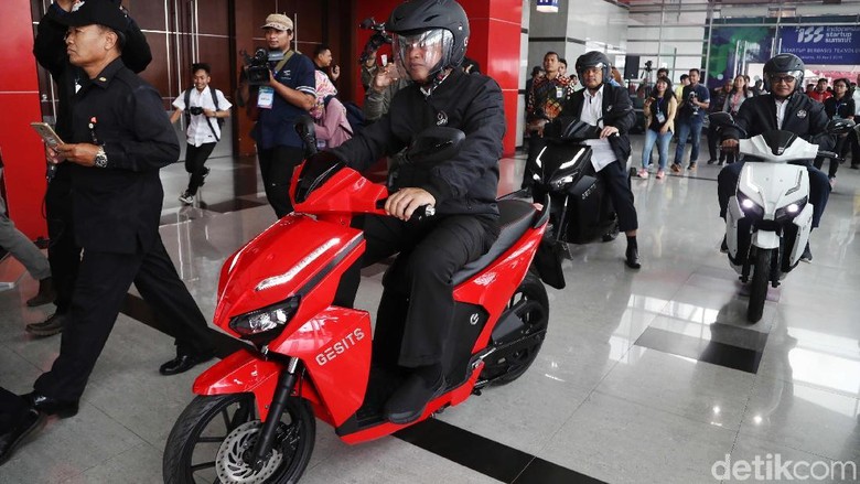 Menristek menjajal Gesits di Jakarta, Rabu (10/4/2019) Foto: Pradita Utama Menristek menjajal Gesits di Jakarta, Rabu (10/4/2019) Foto: Pradita Utama