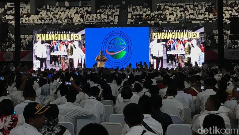 Jokowi Temui 5.000 Kepala-Perangkat Desa se-Indonesia di Tennis Indoor Sore Ini Jokowi Temui 5.000 Kepala-Perangkat Desa se-Indonesia di Tennis Indoor Sore Ini