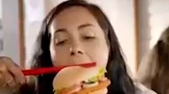 Netizen China Kecam Iklan Makan Burger dengan Sumpit di Selandia Baru