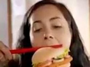 Netizen China Kecam Iklan Makan Burger dengan Sumpit di Selandia Baru