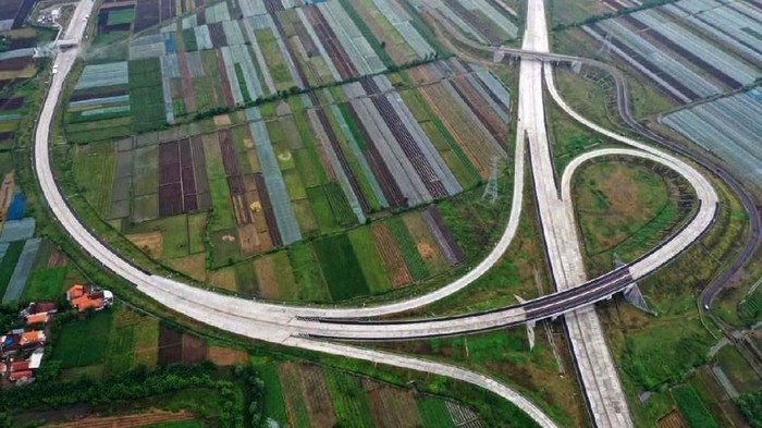 Wow! Begini Penampakan Tol Pasuruan-Probolinggo dari Udara Presiden Jokowi meresmikan pengoperasian jalan tol Pasuruan-Probolinggo (Paspro) sepanjang 31,30 kilometer. Yuk intip tampilan fisik tol Paspro dari udara.