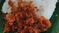 Ini ketan bumbu gaya Wonosobo, dibungkus daun dan ditaburi serundeng manis pedas. Satu pasti kurang! Foto: Instagram @annisaova