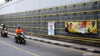 Spanduk sudah mulai ada di mulut terowongan.