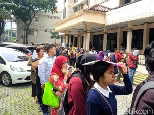 Hari Terakhir Urus Pindah TPS, Antrean Calon Pemilih Mengular di KPU Jaksel