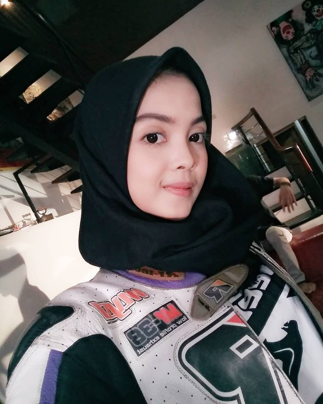 Awalnya, Kintan memiliki hobi balap liar di sekitar rumahnya. Kemudian ia pun memutuskan untuk menekuni balapan di arena resmi.  Foto: Instagram/Kintaanmary