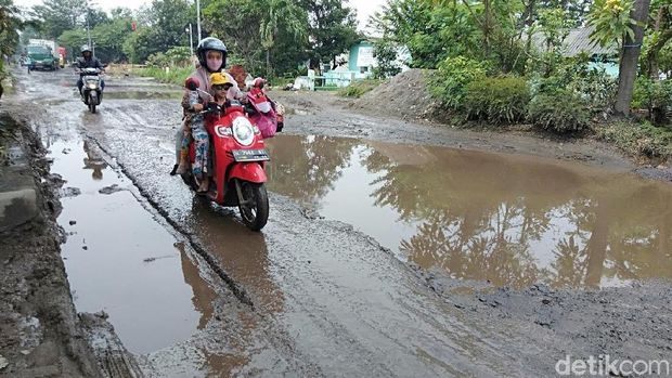 Biker hindari jalan rusak bak kubangan/