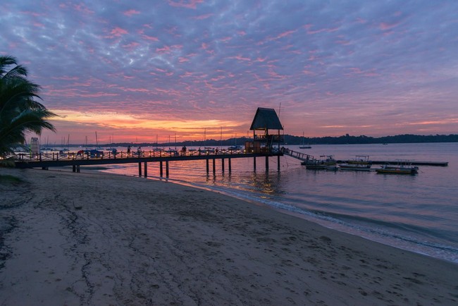 Negara tetangga Singapura juga menyimpan cerita menyeramkan. Salah satu tempat wisatanya yang populer, Changi Beach, dikabarkan sangat berhantu. Di pantai tersebut berdiri Changi Hospital, sebuah rumah sakit tua yang dulunya menjadi tempat penampungan 50 ribu tahanan saat Perang Dunia II. Konon para tahanan tersebut bukannya dirawat tapi justru disiksa dan sampai sekarang sejumlah warga mengklaim sering dengar teriakan menggema di sekitar area itu. Foto: iStock