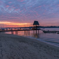 Negara tetangga Singapura juga menyimpan cerita menyeramkan. Salah satu tempat wisatanya yang populer, Changi Beach, dikabarkan sangat berhantu. Di pantai tersebut berdiri Changi Hospital, sebuah rumah sakit tua yang dulunya menjadi tempat penampungan 50 ribu tahanan saat Perang Dunia II. Konon para tahanan tersebut bukannya dirawat tapi justru disiksa dan sampai sekarang sejumlah warga mengklaim sering dengar teriakan menggema di sekitar area itu. Foto: iStock