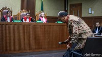 Hakim juga menjatuhkan hukuman tambahan bagi Budi berupa membayar uang pengganti senilai Rp 6 miliar dan USD 462.795, dikurangi uang yang telah dikembalikannya kepada KPK sebesar Rp 1 miliar. Jika Budi tidak mengganti, harta kekayaannya disita senilai uang pengganti tersebut atau diganti kurungan penjara selama 1 tahun.