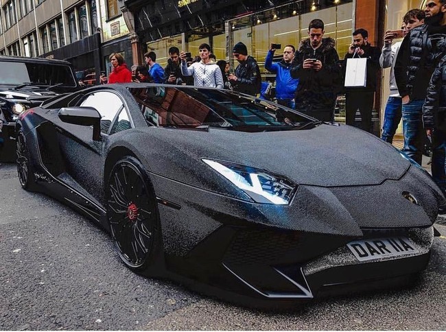 Inilah mobil mewah milik Daria yang membuatnya makin terkenal. Mobil hitam Lamborghini Aventador itu ditaburi 2 juta Kristal Swarovski yang bernilai 270 poundsterling atau sekitar Rp 5 miliar. Foto: Dok. Instagram Daria Radionova