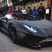 Inilah mobil mewah milik Daria yang membuatnya makin terkenal. Mobil hitam Lamborghini Aventador itu ditaburi 2 juta Kristal Swarovski yang bernilai 270 poundsterling atau sekitar Rp 5 miliar. Foto: Dok. Instagram Daria Radionova