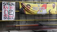 Tak hanya spanduk rakyat, spanduk Partai Golkar pun turut mejeng di kolong yang dulunya angker tersebut.