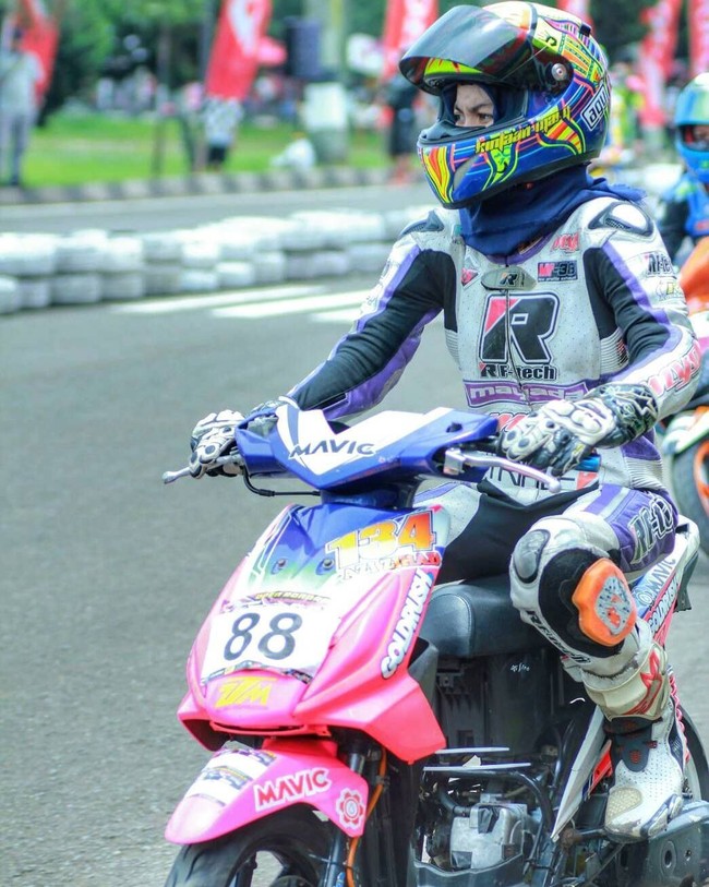 Wanita asal Bandung ini juga membuat komunitas pembalap wanita bernama Queen of The King atau populer dengan sebutan Ratu Blayer. Istilah blayer cukup populer di kalangan pembalap. Blayer merupakan irama khas knalpot motor RX King yang biasa mereka tunggangi. Foto: Instagram/Kintaanmary