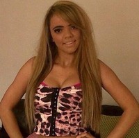 Ini penampilan Kayla semasa wajahnya masih steril dari operasi plastik. Ia berhanti kuliah di usia 17 dan bekerja sebagai penari erotis. Aku dapat 1.300 pound per minggu dari pekerjaan itu, kata Kayla. (Foto: Ist.)