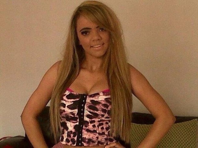 Ini penampilan Kayla semasa wajahnya masih steril dari operasi plastik. Ia berhanti kuliah di usia 17 dan bekerja sebagai penari erotis. Aku dapat 1.300 pound per minggu dari pekerjaan itu, kata Kayla. (Foto: Ist.)