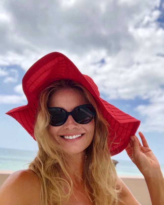 Untuk perawatan kecantikannya, super model kelahiran Cheko ini melakukan ultherapy, mendapatkan kulit cokelat, oksigen wajah, akupunktur, berolahraga tiha sampai enam hari seminggu, meditasi dan makan sup vegan. Foto: Instagram @paulinaporizkov