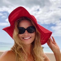 Untuk perawatan kecantikannya, super model kelahiran Cheko ini melakukan ultherapy, mendapatkan kulit cokelat, oksigen wajah, akupunktur, berolahraga tiha sampai enam hari seminggu, meditasi dan makan sup vegan. Foto: Instagram @paulinaporizkov