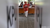 Petugas melakukan pemanggilan satu per satu kepada warga yang telah mendaftar.