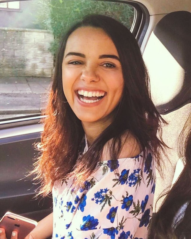 Gayanya juga masih seperti anak ABG. Banyak netizen yang memuji kecantikan wanita yang berkulit sawo matang ini. Foto: Instagram/Cherelle Farrugia