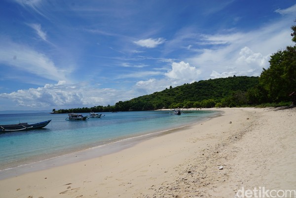 Liburan ke Lombok, Pantai Pink menjadi destinasi wajib wisatawan. Keindahan pantai dengan pasir merah muda ini menarik mata siapapun yang datang.  (Syanti/detikcom)