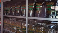 Di sini, juga menjual sejumlah kopi bubuk yang bisa dijadikan buah tangan (Shinta/detikcom)
