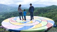 Selain view menawan, di kawasan objek wisata ini udaranya masih segar. Pepohonan juga sangat rindang. (Metha Anjar/dTraveler)