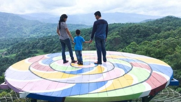 Selain view menawan, di kawasan objek wisata ini udaranya masih segar. Pepohonan juga sangat rindang. (Metha Anjar/dTraveler) Selain view menawan, di kawasan objek wisata ini udaranya masih segar. Pepohonan juga sangat rindang. (Metha Anjar/dTraveler)