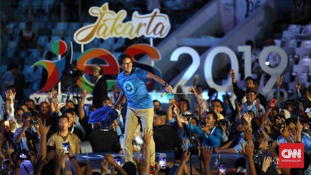 Sandiaga melemparkan jaket kepada pengugjung Indonesia Young Entrepreneur Summit (YES) 2019 di Istora Senayan, Jakarta, 10 April.