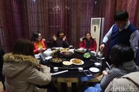 Tradisi Makan Bersama di China, yang di Tengah Harus Bayar