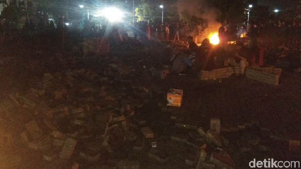 Mahasiswa tolak tambang bertahan di depan kantor gubernur Aceh, Rabu (10/4/2019) malam