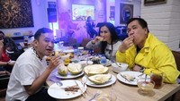 Duh, gaya makan durian Fitno, Iis Dahlia, dan Ruben Onsu ini bikin ngiler! Pasti kamu jadi mau makan durian, kan? Foto: Instagram fitno_fabulous