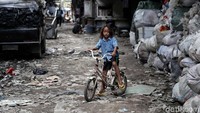 Seorang anak bermain sepeda di kolong Tol Pluit.